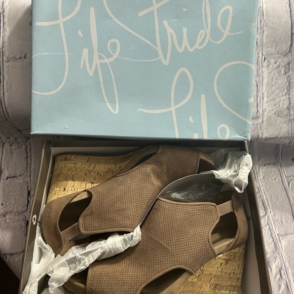 Life Stride Hinx Microfiber Light Brown Wedge Shoe Size 11W - Picture 2 of 4